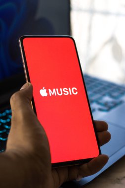 Batı Bangal, Hindistan - 28 Eylül 2021: Telefon ekranında Apple Müzik logosu.