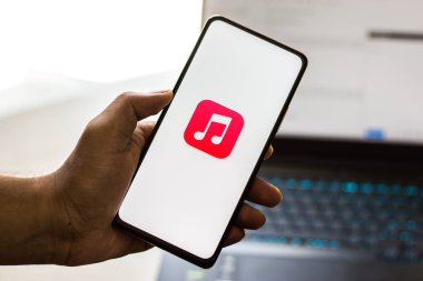 Batı Bangal, Hindistan - 28 Eylül 2021: Telefon ekranında Apple Müzik logosu.