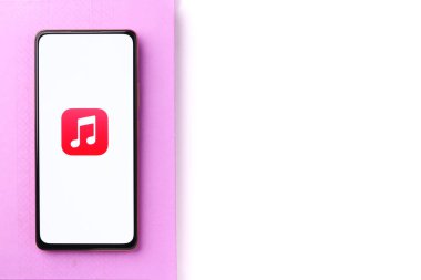 Batı Bangal, Hindistan - 28 Eylül 2021: Telefon ekranında Apple Müzik logosu.