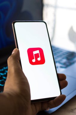 Batı Bangal, Hindistan - 28 Eylül 2021: Telefon ekranında Apple Müzik logosu.