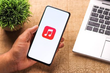 Batı Bangal, Hindistan - 28 Eylül 2021: Telefon ekranında Apple Müzik logosu.