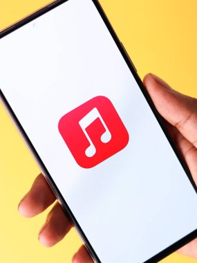 Batı Bangal, Hindistan - 28 Eylül 2021: Telefon ekranında Apple Müzik logosu.