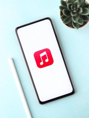 Batı Bangal, Hindistan - 28 Eylül 2021: Telefon ekranında Apple Müzik logosu.