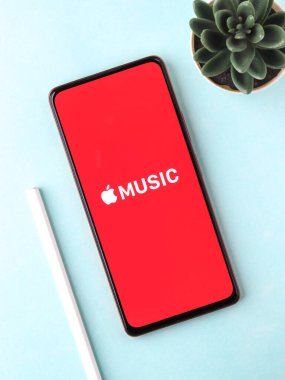 Batı Bangal, Hindistan - 28 Eylül 2021: Telefon ekranında Apple Müzik logosu.
