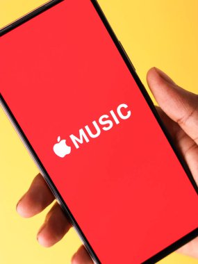 Batı Bangal, Hindistan - 28 Eylül 2021: Telefon ekranında Apple Müzik logosu.