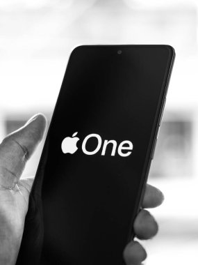 Batı Bangal, Hindistan - 28 Eylül 2021: Telefon ekranında Apple 1 logosu.