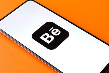 Batı Bangal, Hindistan - 28 Eylül 2021: Telefon ekranı görüntüsünde canlanma logosu.