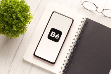 Batı Bangal, Hindistan - 28 Eylül 2021: Telefon ekranı görüntüsünde canlanma logosu.