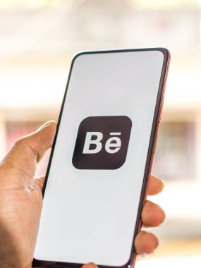 Batı Bangal, Hindistan - 28 Eylül 2021: Telefon ekranı görüntüsünde canlanma logosu.