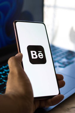 Batı Bangal, Hindistan - 28 Eylül 2021: Telefon ekranı görüntüsünde canlanma logosu.