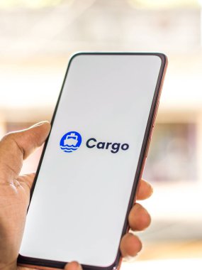 Batı Bangal, Hindistan - 28 Eylül 2021: Telefon ekranında kargo logosu.