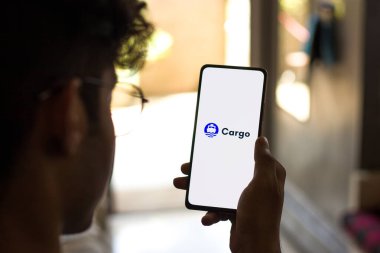 Batı Bangal, Hindistan - 28 Eylül 2021: Telefon ekranında kargo logosu.