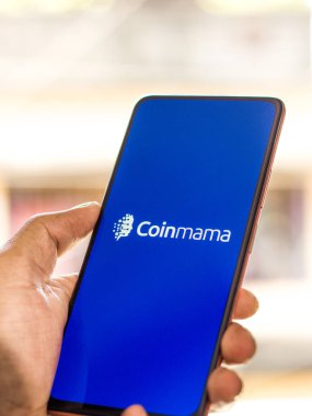 Batı Bangal, Hindistan - 28 Eylül 2021: Telefon ekranında sikke logosu.