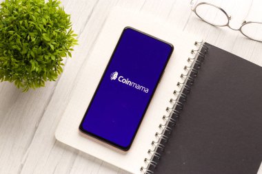 Batı Bangal, Hindistan - 28 Eylül 2021: Telefon ekranında sikke logosu.