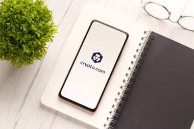 Batı Bangal, Hindistan - 28 Eylül 2021: Telefon ekranı görüntüsünde Crypto.com logosu.