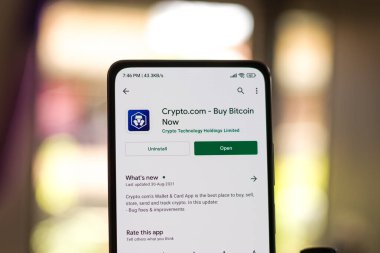 Batı Bangal, Hindistan - 28 Eylül 2021: Telefon ekranı görüntüsünde Crypto.com logosu.