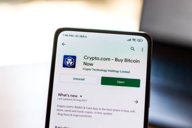 Batı Bangal, Hindistan - 28 Eylül 2021: Telefon ekranı görüntüsünde Crypto.com logosu.