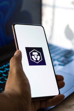 Batı Bangal, Hindistan - 28 Eylül 2021: Telefon ekranı görüntüsünde Crypto.com logosu.