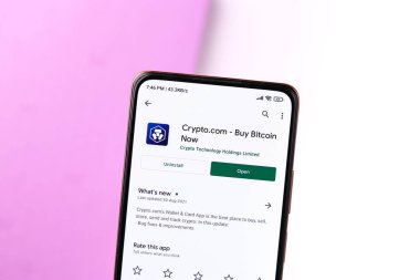 Batı Bangal, Hindistan - 28 Eylül 2021: Telefon ekranı görüntüsünde Crypto.com logosu.