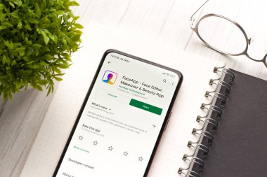 Batı Bangal, Hindistan - 28 Eylül 2021: Telefon ekranında Faceapp logosu.