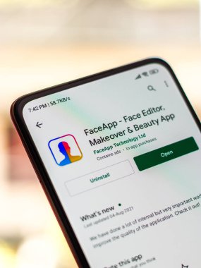 Batı Bangal, Hindistan - 28 Eylül 2021: Telefon ekranında Faceapp logosu.