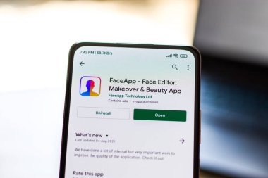 Batı Bangal, Hindistan - 28 Eylül 2021: Telefon ekranında Faceapp logosu.