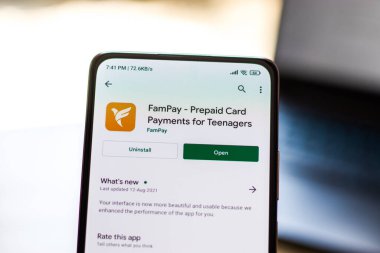 Batı Bangal, Hindistan - 28 Eylül 2021: Telefon ekranı görüntüsünde FamPay logosu.