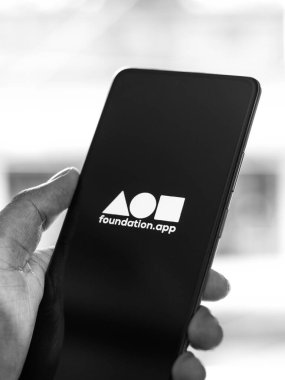 Batı Bangal, Hindistan - 28 Eylül 2021: Telefon ekranındaki NFT logosu.