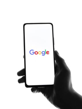 Batı Bangal, Hindistan - 28 Eylül 2021: Telefon ekranında Google logosu.