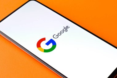 Batı Bangal, Hindistan - 28 Eylül 2021: Telefon ekranında Google logosu.