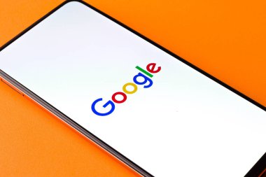 Batı Bangal, Hindistan - 28 Eylül 2021: Telefon ekranında Google logosu.