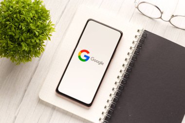 Batı Bangal, Hindistan - 28 Eylül 2021: Telefon ekranında Google logosu.
