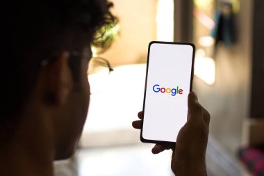 Batı Bangal, Hindistan - 28 Eylül 2021: Telefon ekranında Google logosu.