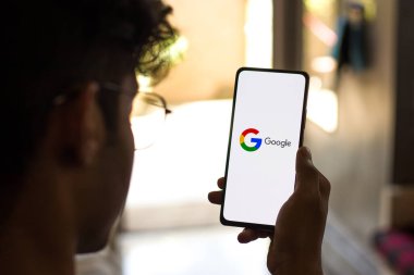 Batı Bangal, Hindistan - 28 Eylül 2021: Telefon ekranında Google logosu.