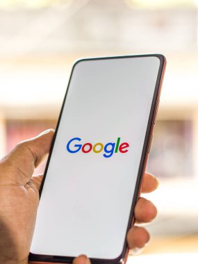 Batı Bangal, Hindistan - 28 Eylül 2021: Telefon ekranında Google logosu.