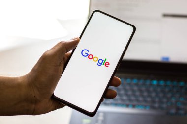 Batı Bangal, Hindistan - 28 Eylül 2021: Telefon ekranında Google logosu.