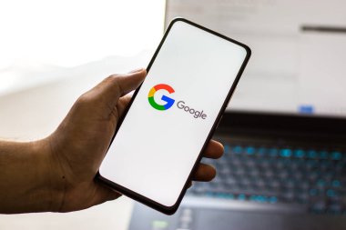 Batı Bangal, Hindistan - 28 Eylül 2021: Telefon ekranında Google logosu.