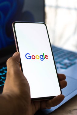 Batı Bangal, Hindistan - 28 Eylül 2021: Telefon ekranında Google logosu.