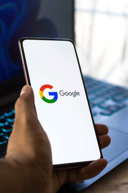Batı Bangal, Hindistan - 28 Eylül 2021: Telefon ekranında Google logosu.