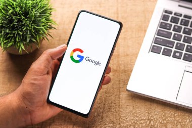 Batı Bangal, Hindistan - 28 Eylül 2021: Telefon ekranında Google logosu.