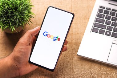 Batı Bangal, Hindistan - 28 Eylül 2021: Telefon ekranında Google logosu.