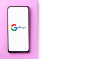 Batı Bangal, Hindistan - 28 Eylül 2021: Telefon ekranında Google logosu.