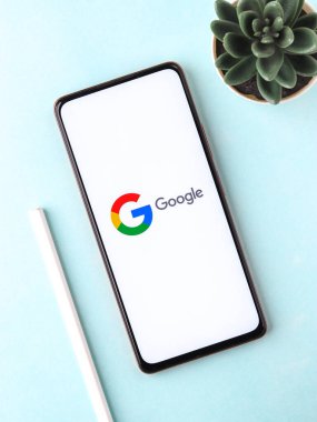 Batı Bangal, Hindistan - 28 Eylül 2021: Telefon ekranında Google logosu.