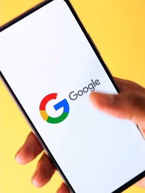 Batı Bangal, Hindistan - 28 Eylül 2021: Telefon ekranında Google logosu.