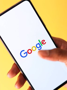 Batı Bangal, Hindistan - 28 Eylül 2021: Telefon ekranında Google logosu.