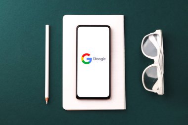 Batı Bangal, Hindistan - 28 Eylül 2021: Telefon ekranında Google logosu.