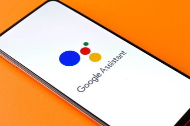 Batı Bangal, Hindistan - 28 Eylül 2021: Telefon ekranı görüntüsünde Google Asistan logosu.