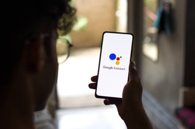 Batı Bangal, Hindistan - 28 Eylül 2021: Telefon ekranı görüntüsünde Google Asistan logosu.