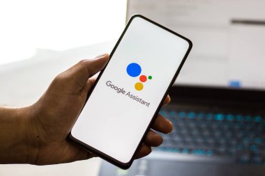 Batı Bangal, Hindistan - 28 Eylül 2021: Telefon ekranı görüntüsünde Google Asistan logosu.