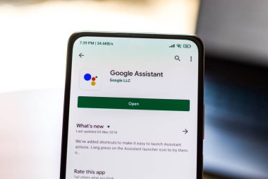 Batı Bangal, Hindistan - 28 Eylül 2021: Telefon ekranı görüntüsünde Google Asistan logosu.